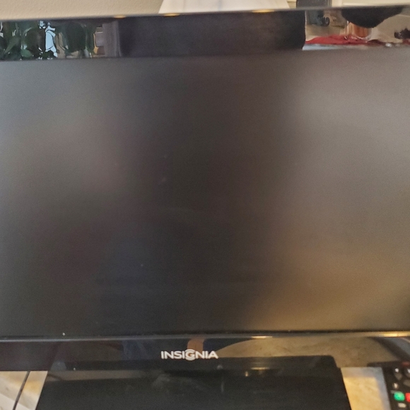 Insignia 19" LED TV NS-19E310A13 W/Remote - Picture 2 of 16